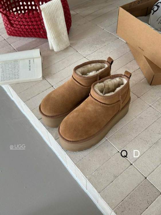 Picture of UGG Shoes _SKUUGGsz35-40GDT111619658